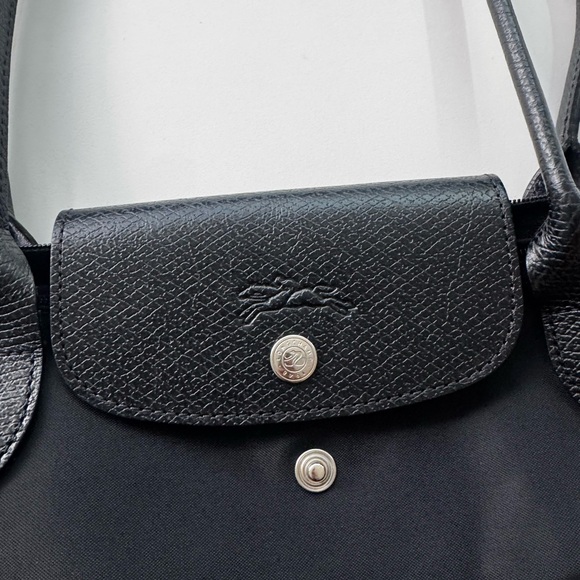 Longchamp Black Tote Bag with Double Handles and Spacious Design - Picture 3 of 5